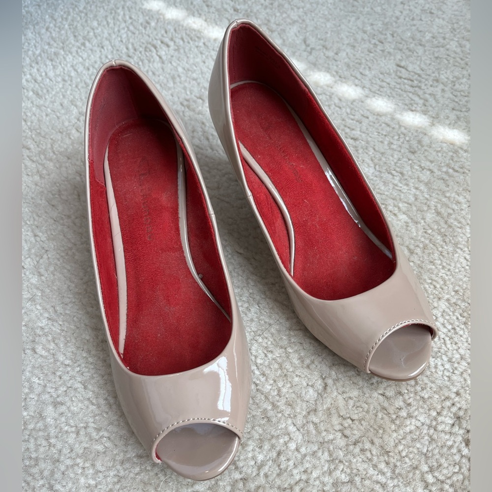 Peep toe wedge pump